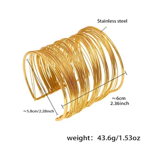 Dettaglio del bracciale largo in acciaio inossidabile placcato oro 18k a più strati
