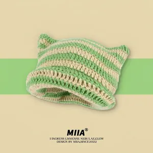 Bonnet tricoté à rayures vertes et crème avec oreilles de chat et large bord mignon
