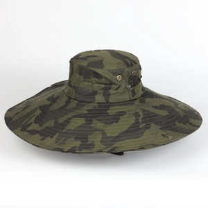 Détail macro d'un chapeau boonie camouflage avec œillets métalliques et coutures renforcées