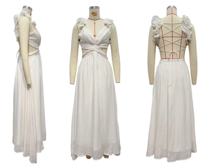 Dettaglio dell'abito lungo in chiffon bianco con lacci incrociati sulla schiena e volant