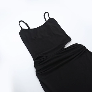 Détail de la taille ajourée noire et du tissu en maille élastique sur la robe à bretelles