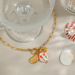 Collier doré style océan avec pendentifs coquillage, nautile et tulipe en céramique