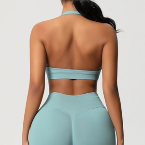 Vue arrière détaillée du soutien-gorge de sport dos nu bleu clair et du legging sans couture