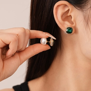 Orecchini vintage con cristallo verde, diamanti e una grande perla bianca elegante