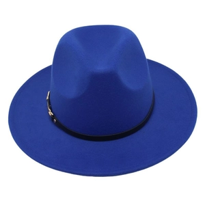 Λεπτομέρεια μπλε τσόχινο καπέλο fedora με μαύρη ζώνη και χρυσή αγκράφα