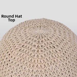 Dettaglio del cappello da sole beige in maglia con trama fitta e corona rotonda traspirante