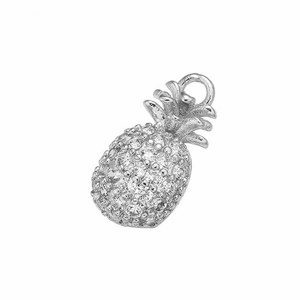 Dettaglio macro di un ciondolo ad ananas in argento con incastonate gemme scintillanti