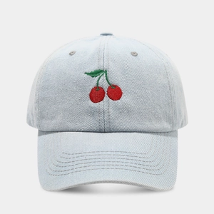 Hellblaue Denim-Baseballkappe mit Kirschstickerei und lässigem Streetwear-Design