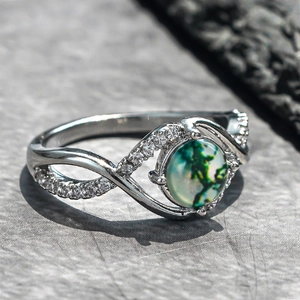 Macro-opname van zilveren bamboe ring met groene mosagaat en zirkonia accenten