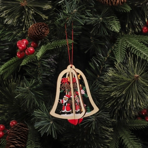 Cloche en bois 3D avec détail du Père Noël suspendue à une branche de sapin de Noël festive