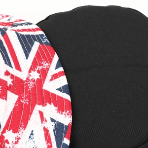 Détail du bord avec motif Union Jack et tissu sergé noir avec coutures précises