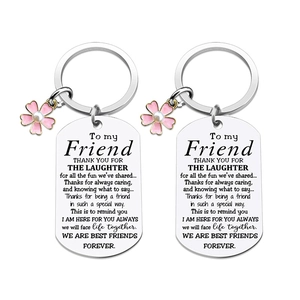 Porte-clés d'amitié en acier inoxydable avec breloque fleur rose sur fond blanc