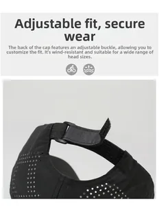 Dettaglio della fibbia regolabile e del cinturino in velcro sul berretto nero traspirante