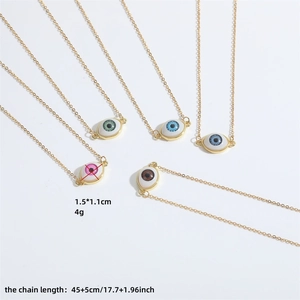 Minimalistische Evil Eye Halskette in verschiedenen Farben mit Maß- und Gewichtsangaben