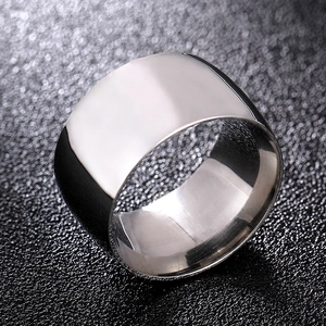 Polierter 316L Edelstahlring 12mm breit mit glatter gewölbter Oberfläche auf dunklem Grund