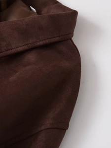 Detailansicht aus dunkelbraunem Wildlederimitat mit feinen Nähten und Texturdetails