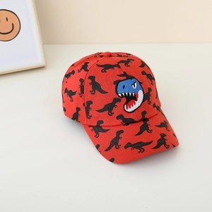 Détail de la casquette rouge pour enfant avec motifs dinosaures et broderie bleue