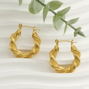 Élégantes boucles d'oreilles créoles torsadées en U en acier titane doré 18 carats