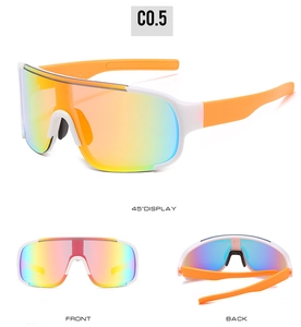 Vue sous trois angles de lunettes de vélo blanc et orange avec verres irisés colorés