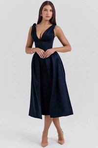 Détail de la robe midi en satin bleu marine avec décolleté en V et coupe ajustée à la taille