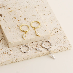 Détail des boucles d'oreilles créoles S925 en argent sterling et zircon géométrique