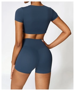 Detailansicht der hochtaillierten blauen Yoga-Shorts mit nahtlosem Strickgewebe