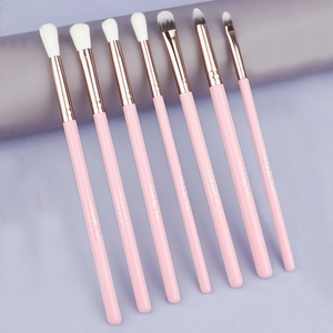 Détail de 7 pinceaux de maquillage yeux roses avec poils synthétiques et ferrule or rose