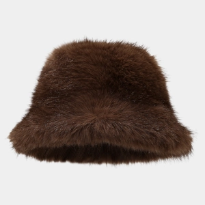 Détail d'un chapeau cloche en fausse fourrure marron foncé montrant sa texture douce