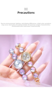 Détail de montre luxe pour femme avec cadran en nacre et éléments de cristaux violets