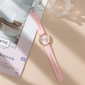 Montre pour femme en silicone rose avec boîtier or rose et cadran texturé élégant