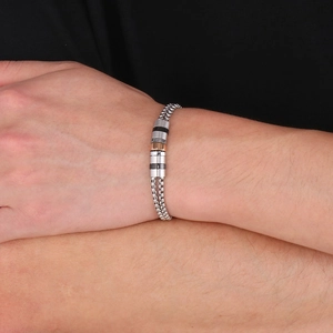 Détail du bracelet chaîne à maillons en acier inoxydable avec perles en métal tricolore