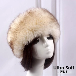Gros plan sur la texture moelleuse en fausse fourrure beige et brune d'un bandeau hiver