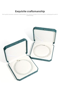 Dettaglio di collane di perle bianche in astucci ottagonali in pelle PU color verde scuro