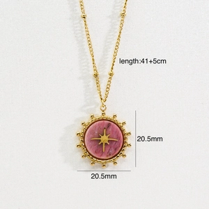 Détail du collier en acier inoxydable doré 14K avec pendentif étoile et pierre rose 20,5mm