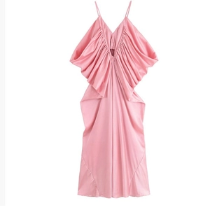 Abito rosa in raso con spalline sottili, scollo a V profondo e dettagli arricciati eleganti