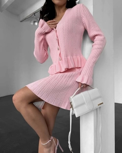 Détails du gilet rose en maille col V avec volants et jupe plissée assortie