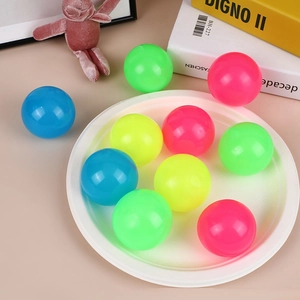 Vue de dessus de balles anti-stress collantes en rose, jaune, bleu et vert fluo