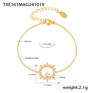 Vue macro d'un bracelet soleil en acier doré orné de zircons brillants de haute qualité