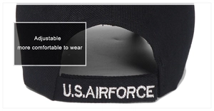 Dettaglio del cinturino regolabile sul cappello nero con ricamo bianco U.S. Airforce
