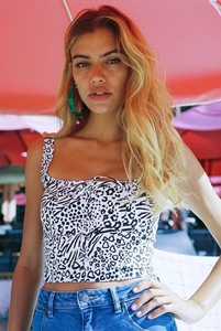 Detail van crop top met dierenprint, zebrapatronen en trekkoord aan de voorkant