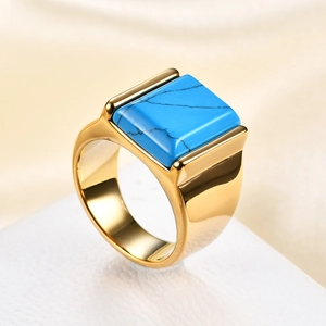 Detailansicht eines goldenen Siegelrings aus Edelstahl mit quadratischem Türkisstein