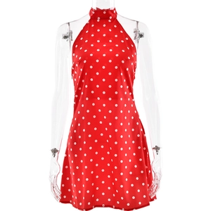 Détail du tissu et de la couture de la robe courte à pois rouge avec licou