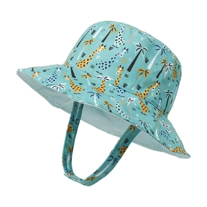 Détail d'un chapeau de soleil bébé avec imprimés girafes et mentonnière réglable