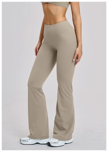 Détail d'un ensemble de yoga taupe taille haute avec tissu élastique et jambe évasée