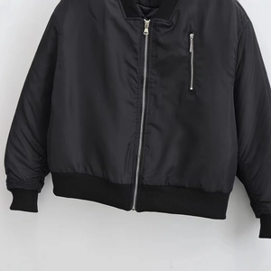 Klassische schwarze Bomberjacke mit Stehkragen und Reißverschlusstaschen im Minimal-Stil