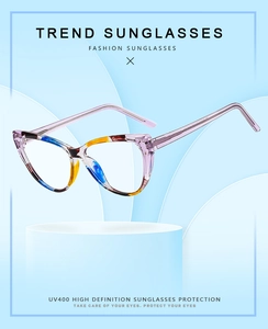 Dettaglio occhiali TR90 cat-eye viola con motivi colorati su un espositore blu