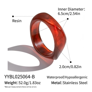 Dettaglio macro del bracciale in resina ambra con diametro interno di 6,5 cm e consistenza