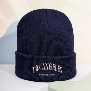 Détail de la broderie Los Angeles sur le bonnet en maille côtelée bleu foncé chic