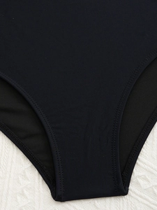 Dettaglio del girogamba del tankini nero che mostra cuciture di qualità e tessuto elastico