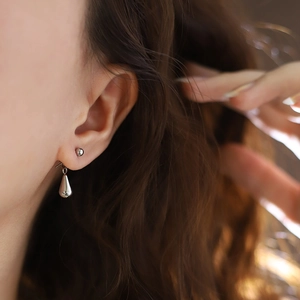 Orecchini a perno minimalisti in acciaio inossidabile argento indossati da modella